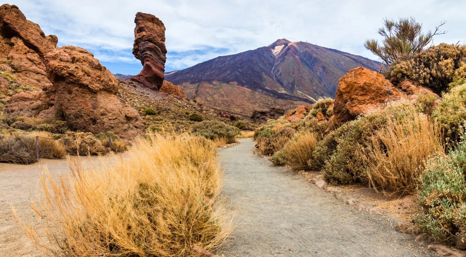 The Roque Cinchado rock pillar in front of Mount Teide, seen from the Roques de García trail